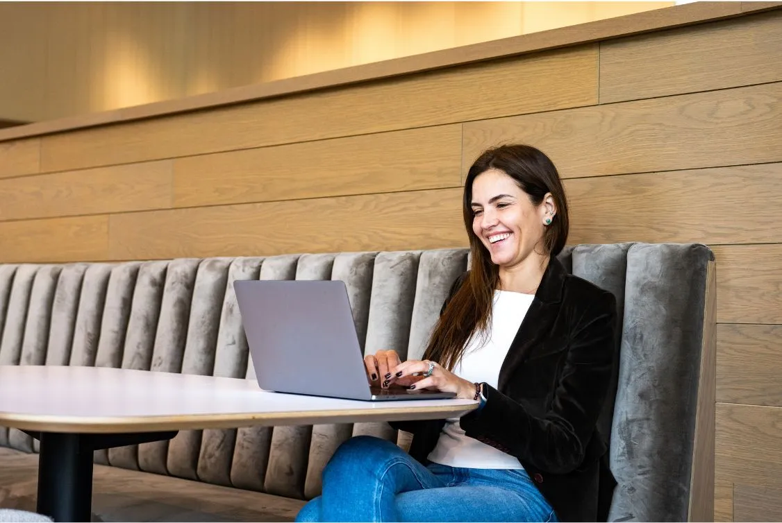 Junge Frau sitzt am Laptop