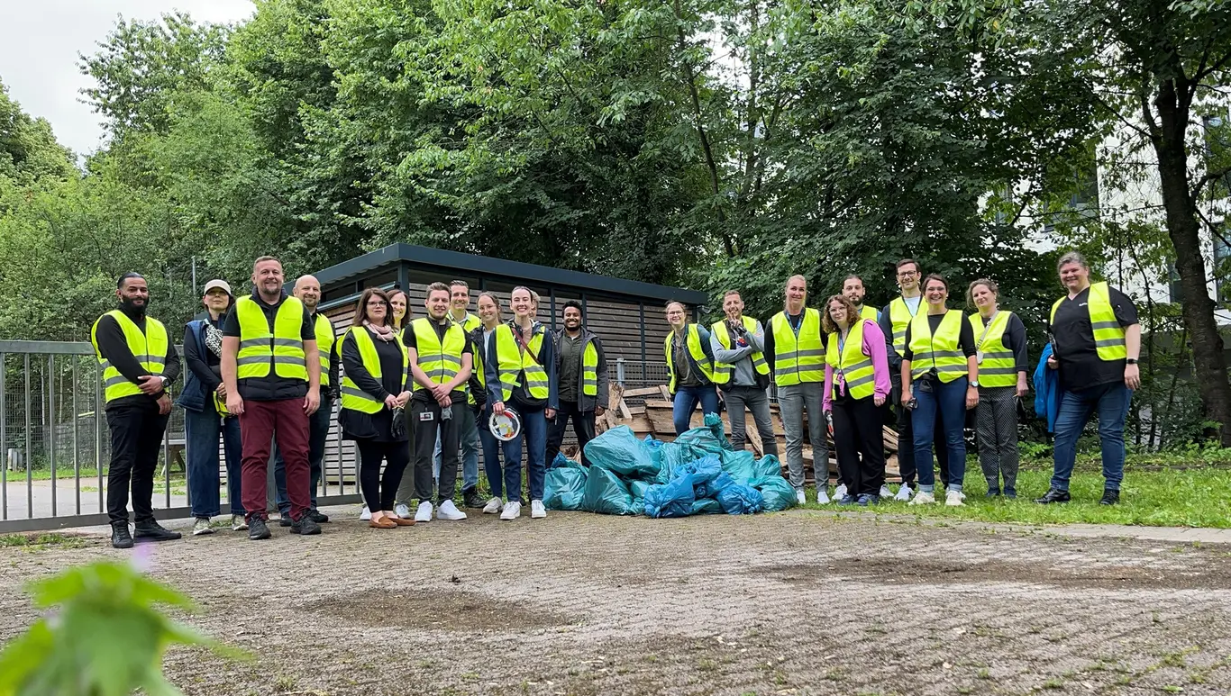 Abiomed-Mitarbeitende bei der Müllsammelaktion im Rahmen des Social Days.